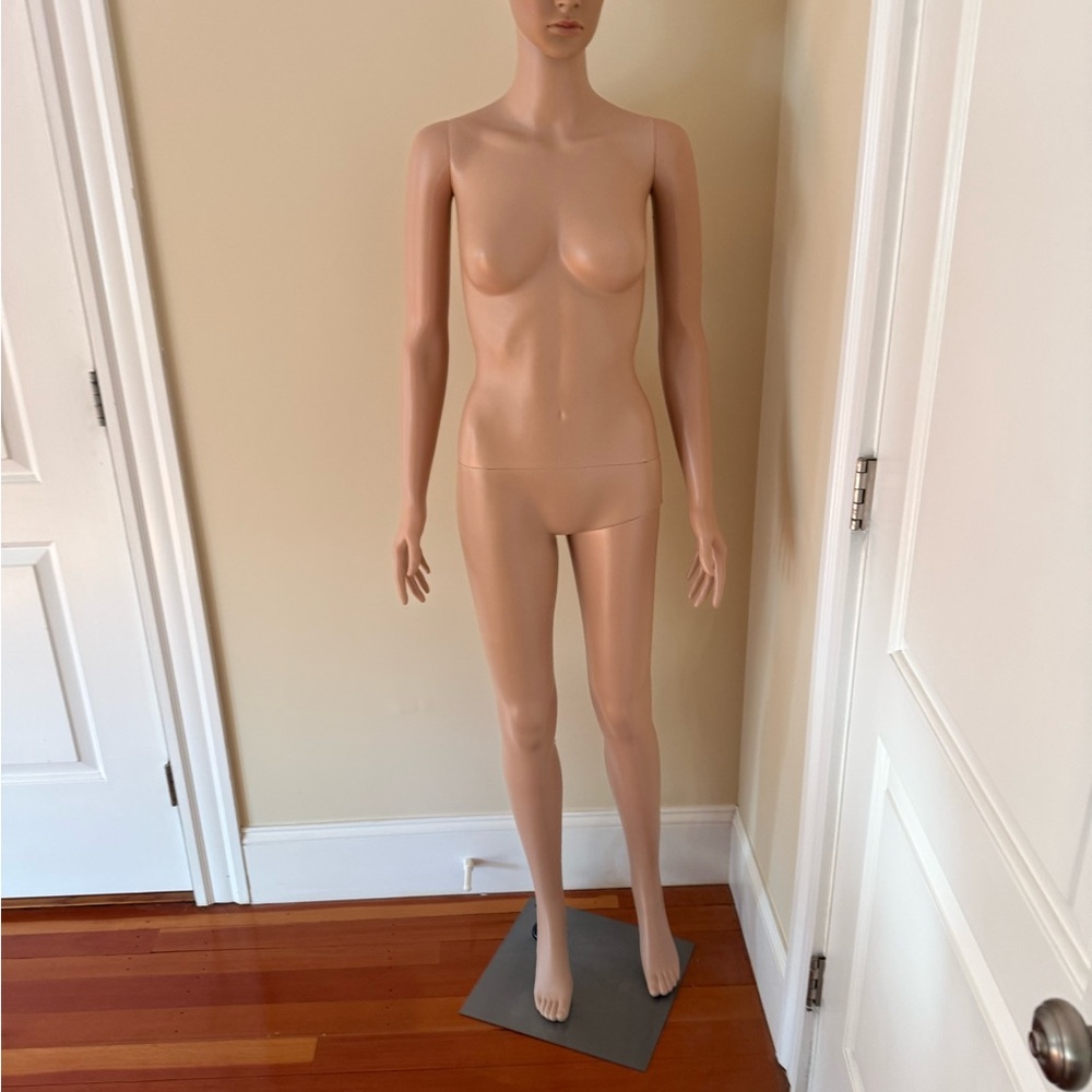Mannequin - Picture 6 of 13